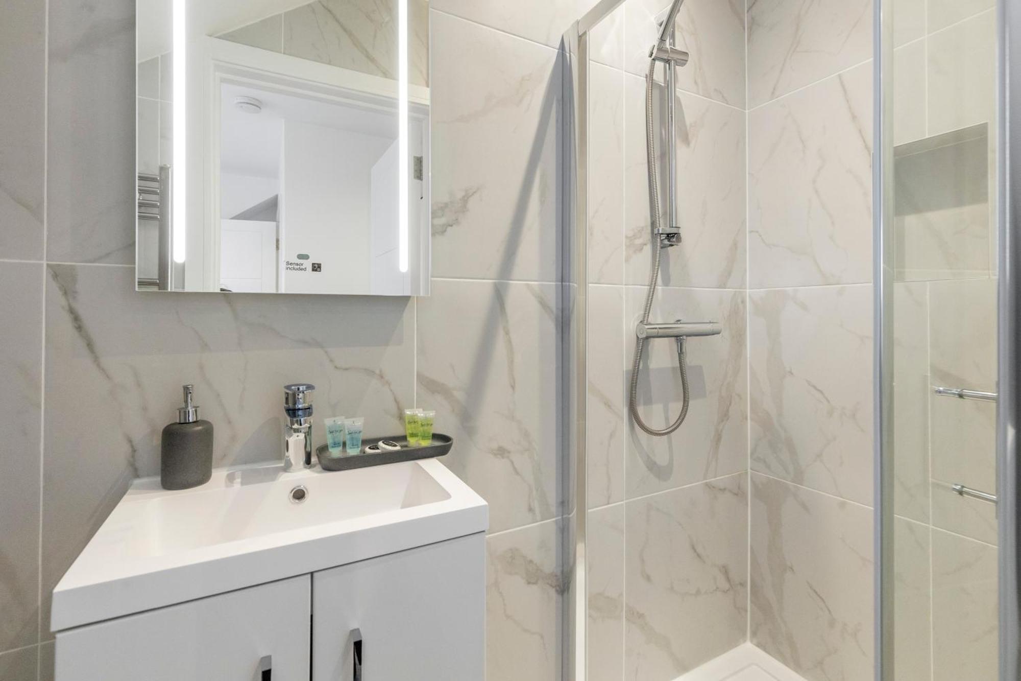 Luxurious 2 Bedroom - Apartment - Central Location Londra Esterno foto